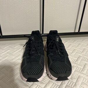 Women’s on cloud cloudswift black running shoes size 9.5